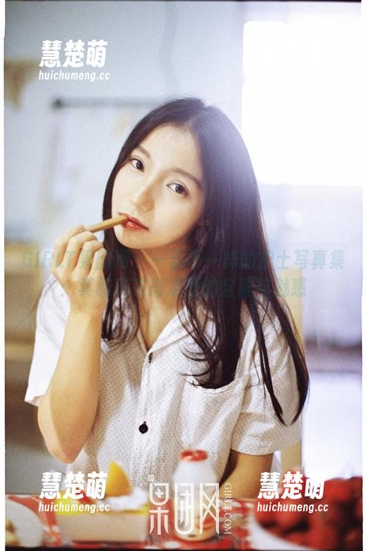 GIRLT果团网 - 一部不一样的护士写真集：莫雅琪在高清里的含蓄与魅惑