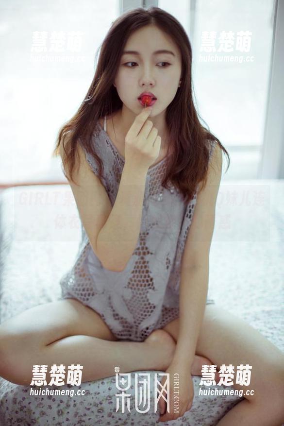 GIRLT果团网 - 资源揭秘：蜜桃Q妹儿连体衣写真集，恰似视觉的诱惑