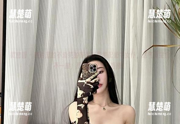 微密圈 - 照片里的不爱笑的赛琳真是绝配奶牛女仆，这气质完全不一般，原图值得反复咂摸！