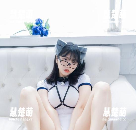 私拍一刻，公仔陪伴：宋哈娜(송하나)和BLUECAKE的故事在图片中展开