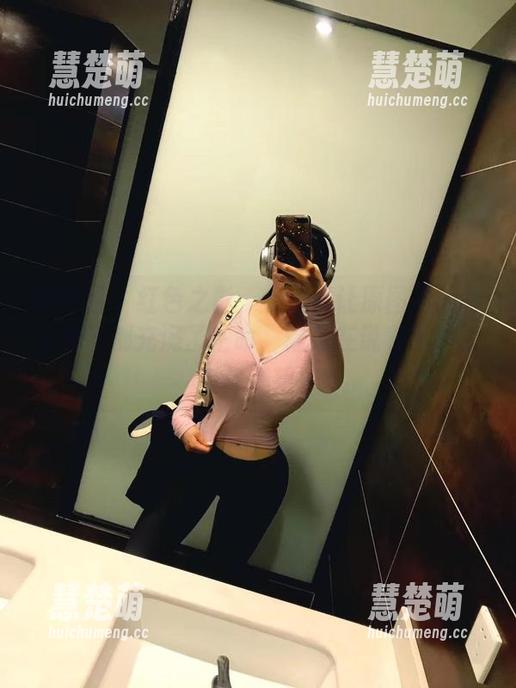 微密圈 - 红色之影：小芯酱让原图里的每个细节都充满了生命，像是在说着无声的爱与渴望。