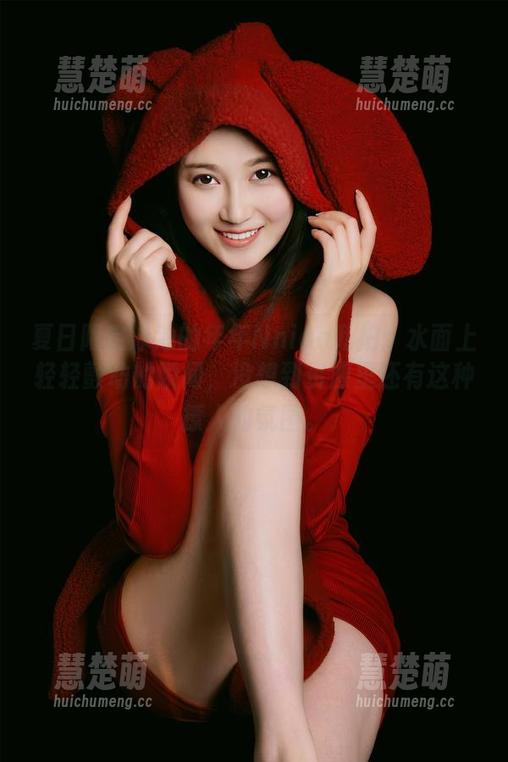 夏日限定泳池的年年Nnian私拍：水面上轻轻颤动的瞬间，没想到资源里还有这种撩人的氛围。
