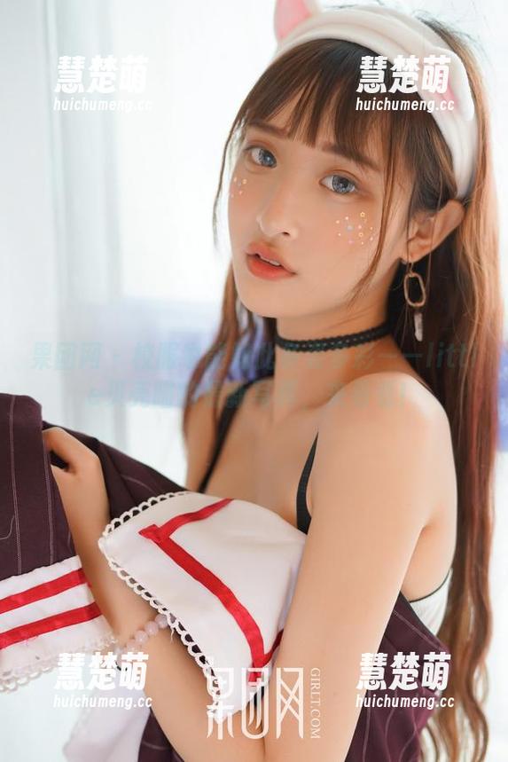 果团网 - 校服也能如此多姿多彩——little贝壳喵的最新写真，来看看！