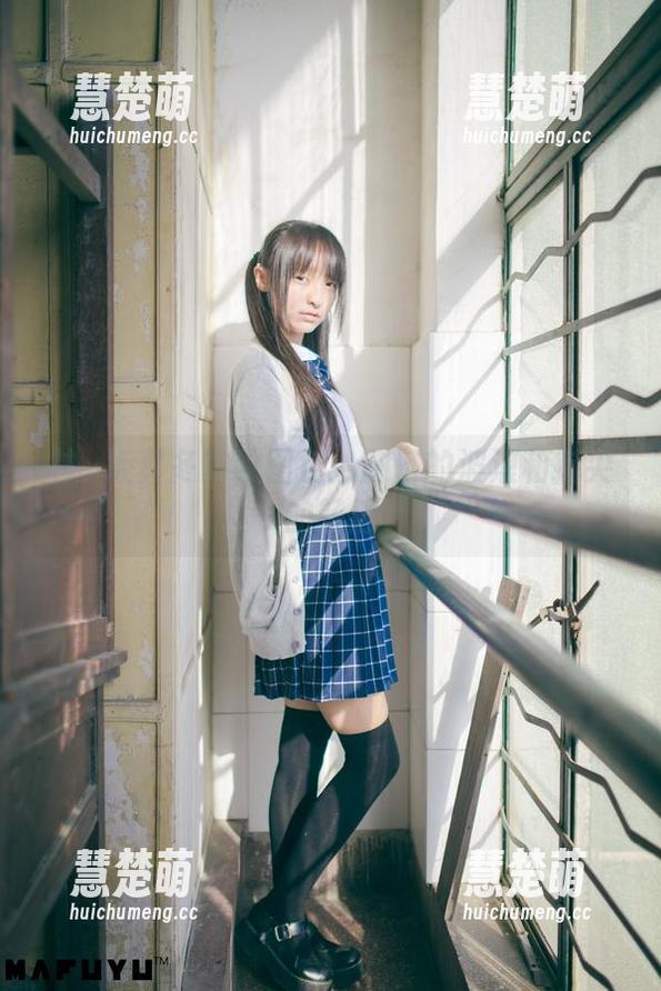 神楽坂真冬豹纹图包：胸口的波浪和指尖的轻触