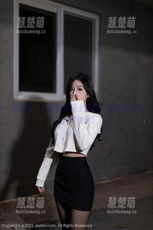秀人网 - 当甜白酱遇上制服，福利图片让人目不转睛！
