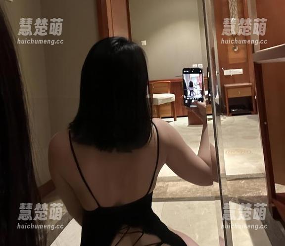 微密圈 - 詹詹的海边日光浴之旅，更新图片：感觉这沙子都在帮我打磨肌肤？