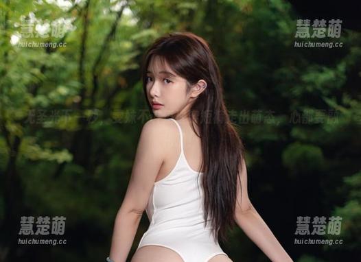 无圣光下一秒，雯妹不讲道理穿短裤走出萌态，心都要融化了！