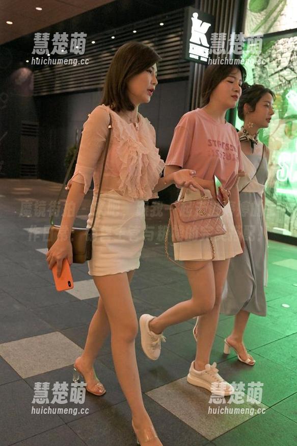 魔镜街拍-婷婷 魔镜街拍 - 来吧,跟我一起走进婷婷的工作日常:销售主管与粉裙的完美搭配!