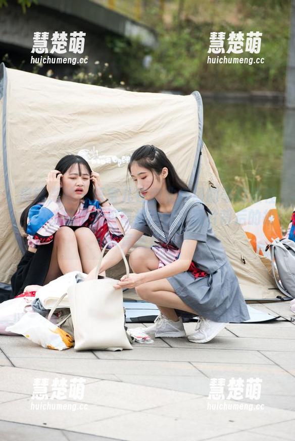 魔镜街拍-萌宝儿 魔镜街拍 - 萌宝儿在商业广场的奇幻旅程:哈哈镜中的包臀裙肉丝,照片背后的故事竟然是……