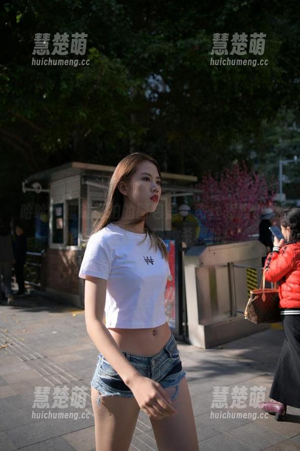 哈哈，魔镜街拍的图包里，肉丝高跟小姐姐们的走路姿势秒杀模特！