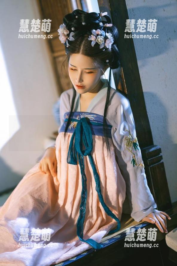打开“油亮”，跟着鹿八岁baby一起来场免费的视觉冒险，下载直接送！